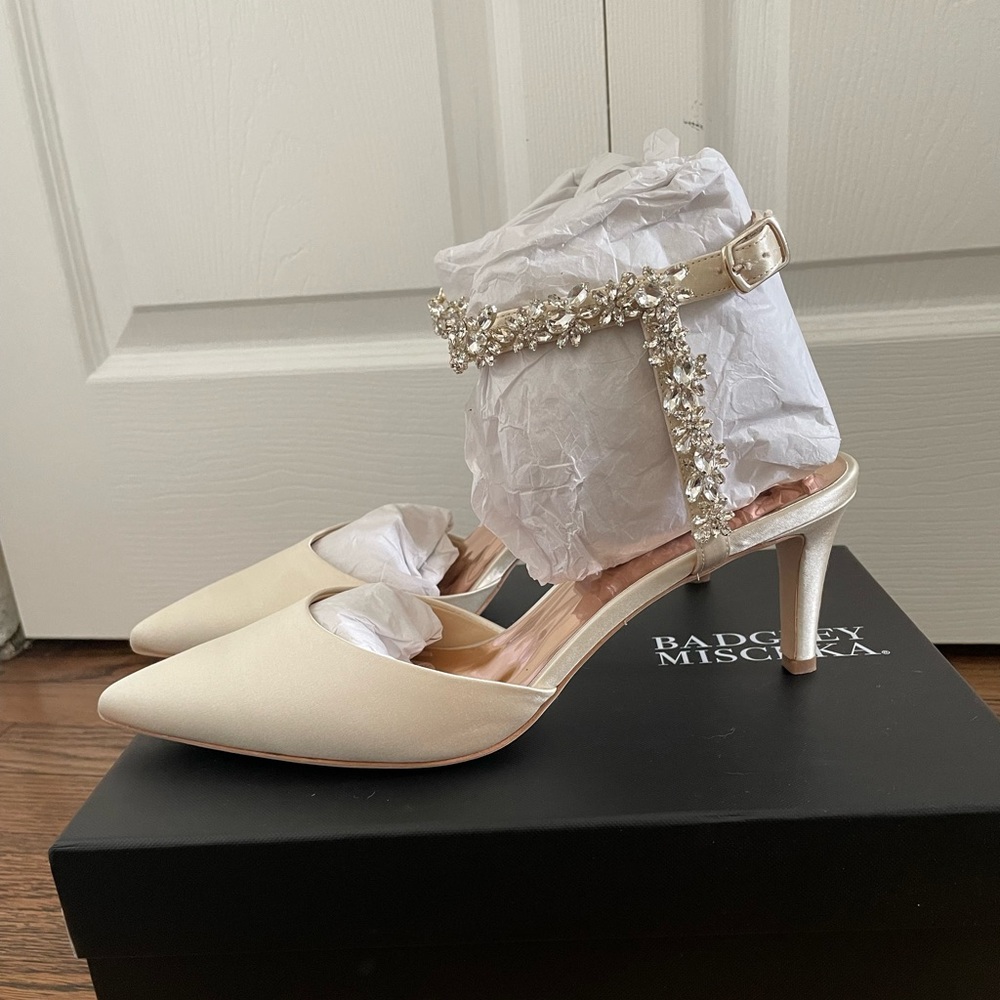 Badgley Mischka Esmeralda heels in ivory. Never worn!